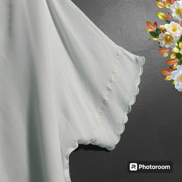 Coleen Lopez top EUC size 2X cream color w/ gold and white embroidery - Picture 2 of 11